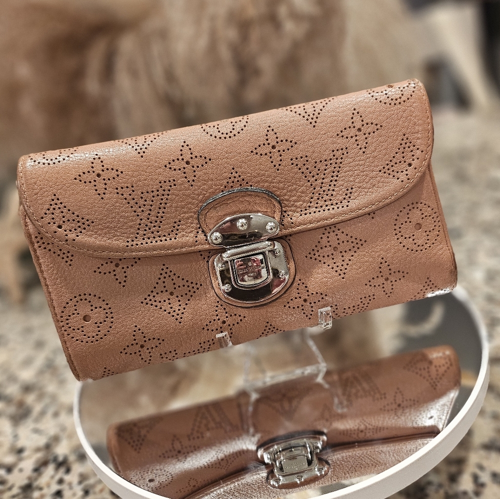 GUC LV Mahina Leather Amelia  Trifold Wallet Rose